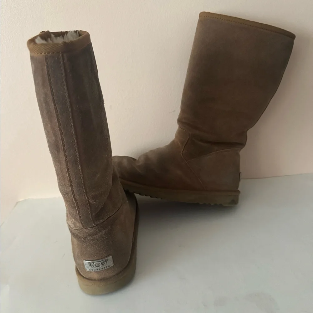 UGG real shearling suede leather Winter Boots with Side Zipper. Size: 8